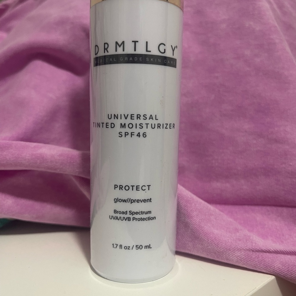 Universal Tinted Moisturizer SPF46 - - Picture 2 of 4